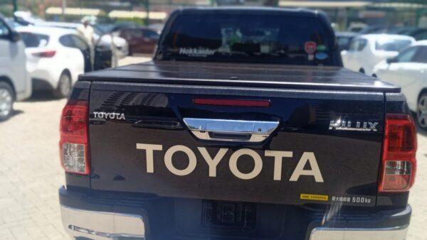 Toyota Hilux Lockable Hard Tri-Fold