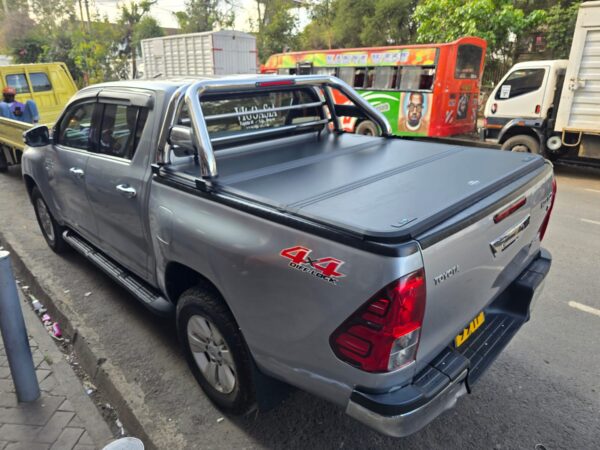 Lockable Hard Tri Fold Cover Toyota Hilux